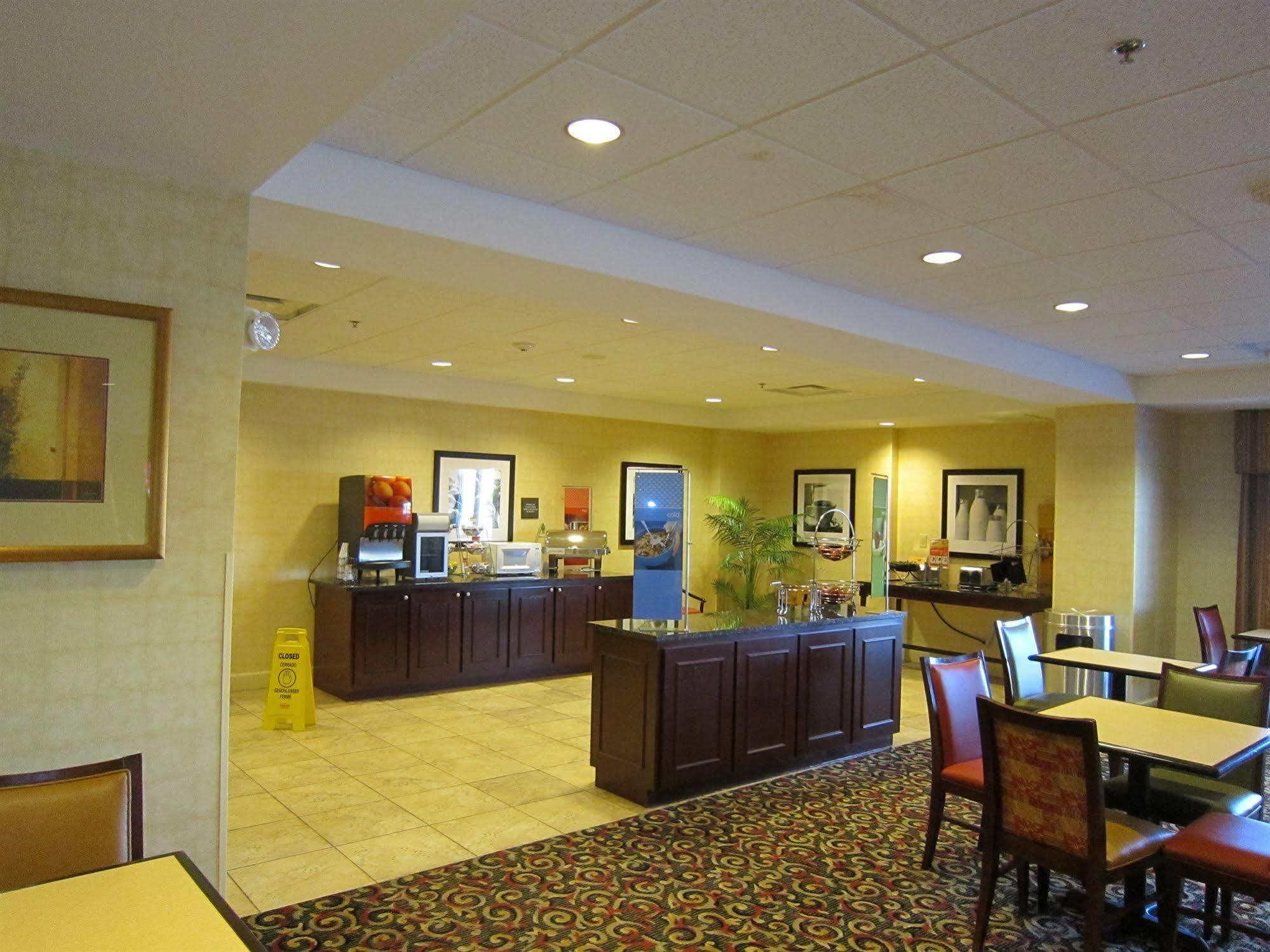 Hampton Inn Fayetteville Exterior photo